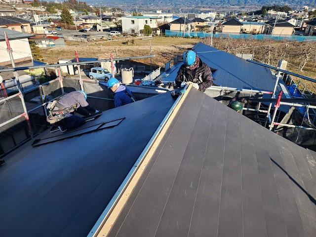 飯田市：和風住宅の屋根葺き替え工事で棟部に貫板を設置している様子